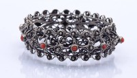 Auktion 370<br>Filigranes Silber Armband mit Koralle, Silber gepr, Stift fehlt, B. 2,2cm, 39,5g.