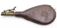 Auktion  / Los 7024 <br>alte Pulver-Flasche, Leder/Messing, L-21cm.