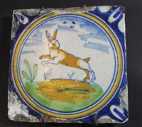 Auktion 343 / Los 9048 <br>antike Fliese mit springenden Hasen, wohl 18.Jhd?, starke Altersspuren, 13,5x13,5 cm
