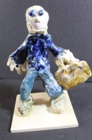 Auktion 343 / Los 9049 <br>Keramik-Figur, Mann mit Tasche, H-17 cm