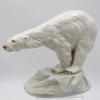 Auktion 343 / Los 9050 <br>Amphora - Eisbär auf Eisscholle, wohl um 1900-1930, im Boden mit Modellnr. 8269, H-25,5cm B-33,5cm.