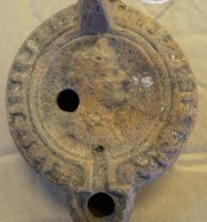Auktion 343 / Los 9051 <br>römische Öllampe um Christi Geburt, verso beschriftet vom Käufer? gekauft 1960 in London,