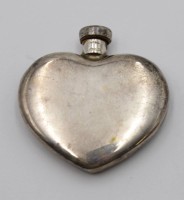 Los 11044 <br>herzf&ouml;rmiger Flacon, 925er Silber, gemarkt "Tiffany &amp; Co", 19,5gr., 4,2 x 4,2cm.