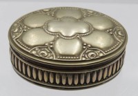 Los 11046 <br>kl. ovale Dose um 1920, Herz-Alpacca, H-2,8cm, B-7cm.