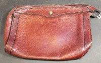 Auktion 343 / Los 13012 <br>Kosmetikbeutel oder ähnliches "Aigner" rotes Leder, Gebraucfhsspuren, 14x20 cm