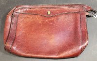 Auktion  / Los 13012 <br>Kosmetikbeutel oder &auml;hnliches "Aigner" rotes Leder, Gebraucfhsspuren, 14x20 cm