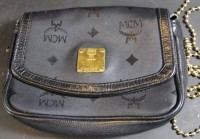 Auktion  / Los 13014 <br>kl. Handtasche "MCM", Nr. 85581, Tragespuren, 12x16 cm, mit langer Kette
