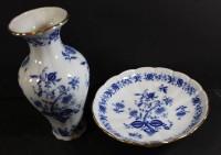 Auktion 500017 / Los  <br>Vase und Schale "Royal KPM", Zwiebelmuster, H-23 cm, D-20 cm