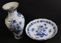 Los  <br>Vase und Schale "Royal KPM", Zwiebelmuster, H-23 cm, D-20 cm