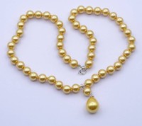 Auktion 500017 / Los  <br>gelbe Perlenkette mit Silber Verschluss 925/000, L. 46,5cm
