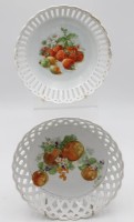 Los  <br>2x Durchbruch-Schalen mit Früchtedekoren, 20er Jahre, Goldzier jeweils berieben, ca. H-5,5cm D-23cm.