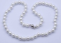 Auktion 500017 / Los  <br>Perlen Halskette mit silberfarbener Schließe, L. 51cm
