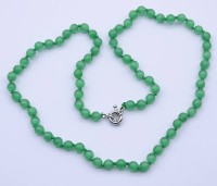 Auktion 500017 / Los  <br>Grüne Halskette mit silberfarbener Schließe, L. 54cm