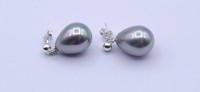 Auktion 500017 / Los  <br>Paar Ohrstecker mit grauen Perlen, Silbermontur 925/000, L. 2,3cm, 5,4g.