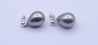 Los  <br>Paar Ohrstecker mit grauen Perlen, Silbermontur 925/000, L. 2,3cm, 5,4g.