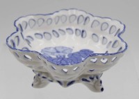 Los  <br>kl. Duchbruchschale auf 4 Füssen, blaues florales Dekor, H-5,5cm D-12,5cm.