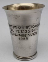 Auktion 500017 / Los  <br>2x versilberter Becher mit Gravur, 1959, "Stadtmusik Burgdorf für fleissigen Probenbesuch", H-8,5 cm