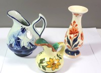 kl. Vase sowie 2 Milchkännchen, Holland, untersch. Dekore, ca. H-11,5cm.