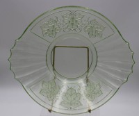 Los 10039 <br>Art-D&eacute;co Schale, wohl Uranglas, Weinlaubrelief, Rand 1x bestossen, H-7,5cm ca. D-30cm