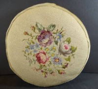 Los 13015 <br>kl. Fusskissen oder &auml;hnliches, mit Gobelin-Stickerei,, H-7 cm, D-28 cm