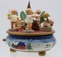 Los 16028 <br>Weihnachts-Spieluhr mit Engeln, Erzgebirge, bemalt, Werk l&auml;uft aber wohl einige Z&auml;hne defekt, ca. H-14cm D-14cm.