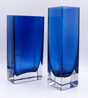 Los 10044 <br>2x Glasvasen mit blauen Einschmelzungen, H. 19-21cm