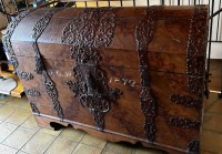 Auktion  / Los 14004 <br>gr. Runddeckeltruhe mit Eisenb&auml;ndern, 3 Schl&ouml;ssern (Schl&uuml;ssel fehlt), dat. 1872, aber wohl &auml;lter, sehr guter Zustand, seitlich und r&uuml;ckseitig Griffe