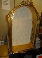 Auktion 357 / Los 14013 <br>gr. vergoldete Wandvitrine, allseitig verglast, 2 Glas-Einlegebögen, H-92 cm, B-55 cm, T-20 cm