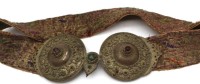 Auktion  / Los 13018 <br>alter Nomaden-Hochzeitsg&uuml;rtel aus Stoff mit Metallschliesse, rote und gr&uuml;ne Glassteine, Altersspuren, L-ca. 80 cm, B-6 cm