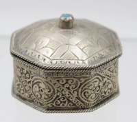 Los 15525 <br>2x Zierdosen, wohl Indien, silberfarben, 1x emailliert, 1x besetzt mit t&uuml;rkisem Stein, ca. H-4c,m D-6,5cm.