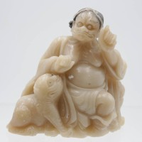 Los 15526 <br>Specksteinschnitzerei, China, D&auml;mon mit Fu-Hund, H-10cm B-10cm.