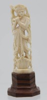 Auktion 343 / Los 15528 <br>kl. indische Figur einer Gottheit auf Holzsockel, Bein, älter, ca. H-13cm.