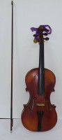 Los 16035 <br>Alte Geige im Koffer, Etikett Gio Paolo Maggini in Brefcia, made in France, L.60cm, Alters- und Gebrauchsspuren