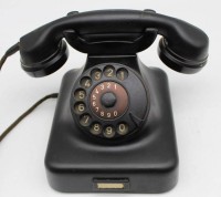 Los 16036 <br>Telefon mit W&auml;hlscheibe w48 der BP, 1953, mit alter Stoffschnur, gut erhalten