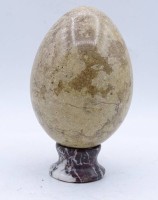 Auktion 500017 / Los  <br>Stein Ei auf Ständer, H. 13,5cm