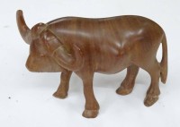Auktion 500017 / Los  <br>Wasserbüffel aus Holz, H. 10,5cm, L. 16cm, Hörner geklebt