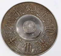 Los  <br>runde Metallplatte, umlaufend Personendarstellungen, D-17 cm