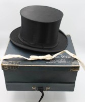 Auktion 343 / Los 13021 <br>alter Chapeau-Claque in Karton, Alters-u. Gebrauchsspuren