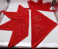 Auktion  / Los 13023 <br>3x Decken, Hardanger, rot, ca. 56, 55 u. 90cm.