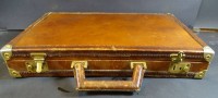 Auktion 343 / Los 13028 <br>kl. Leder-Aktenkoffer mit Schlüssel, Gebnrauchsspuren, H_6 cm, 28x42 cm