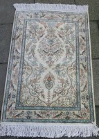 Los 13029 <br>Seidenteppich, 92x63 cm, eine kl. Druckstelle, ansonsten gut erhalten, wohl Ghom?