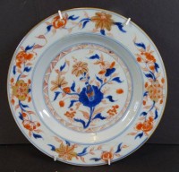 Auktion 369<br>antiker Chinateller mit floraler Malerei, 19.Jhd.,2x geklebt, D-22cm