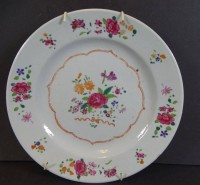 Auktion 369<br>antiker China-Teller, floral bemalt, kl. Chip am Rand, D-23 cm