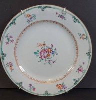 Los 15533 <br>antiker China Teller mit Blumenmalerei, D-23 cm, mit Chip am Rand