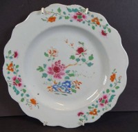 Los 15534 <br>antiker China-Teller, floral bemalt, Rand mit minimalen Chips (M&auml;use?), D-22 cm