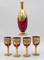 Auktion 343 / Los 10056 <br>Karaffe mit 4 Weingläsern, Italien, rotes Glas mit floraler Emaillemalerei, Stöpsel fehlt, ca. H-29cm u. 14cm.