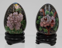 Auktion 343 / Los 15538 <br>Paar Cloisonné-Eier auf Holzstand, ca. H-7cm.