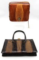 Auktion 343 / Los 13032 <br>2x div. Kroko-Damenhandtaschen, älter, 1x Riemen gerissen, sonst leichte Gebrauchsspuren, ca. 22 x 23cm und 23,5 x 34cm.