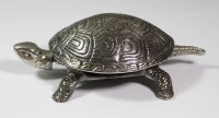 Tischklingel in Form einer Schildkröte, Werk läuft, Stopfunktion defekt, ca. H-4,5cm L-15cm.