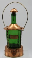 Auktion 500017 / Los  <br>Flasche mit Spieluhr, Lador, Kupfermonturen, H-26cm.